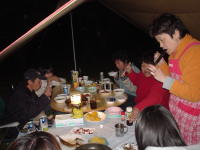 �݂�Ȃŗ[�H��H�ׂ�̂͊y�����B